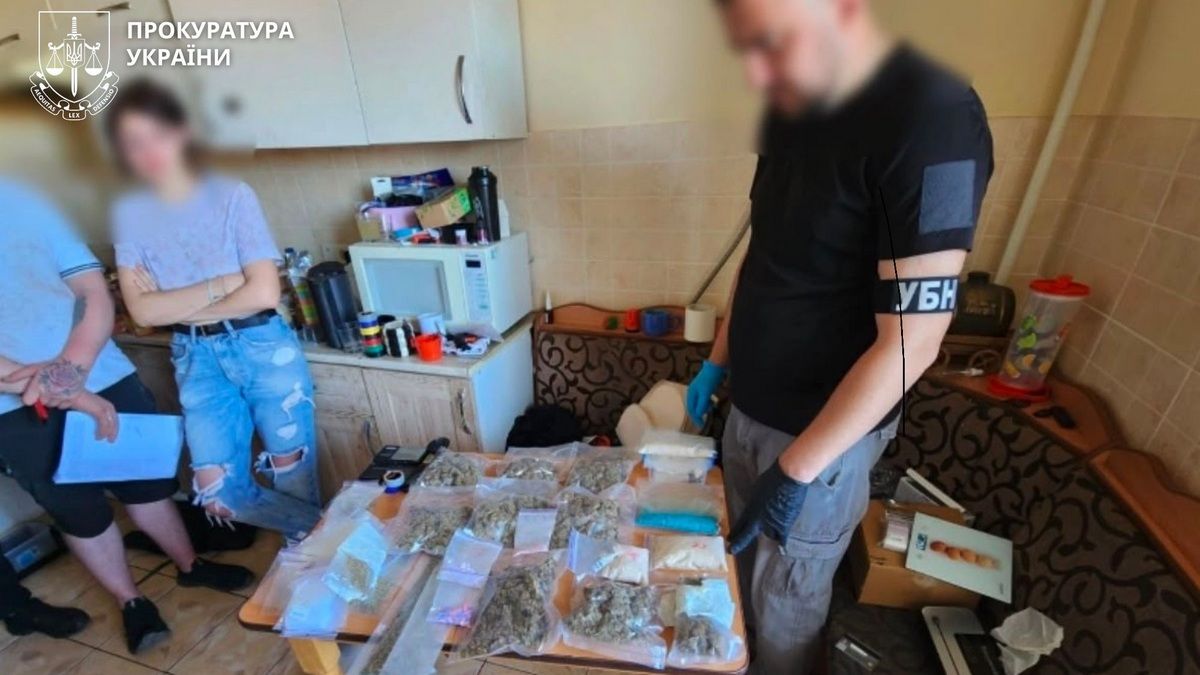 Подружжя з Прикарпаття облаштувало "наркохаб" у власній оселі