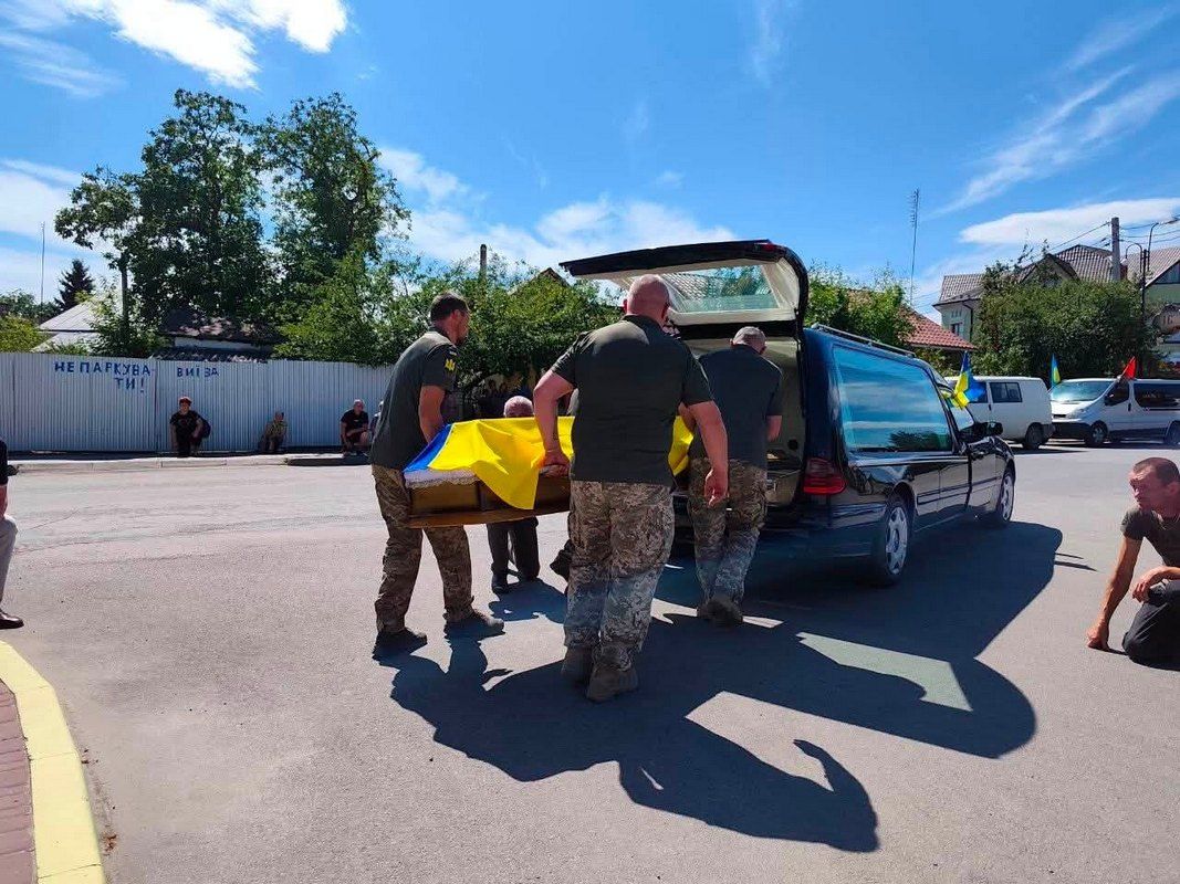 Городенківська громада зустріла скорботний кортеж померлого воїна Івана Соколюка 8