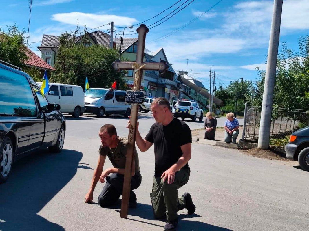 Городенківська громада зустріла скорботний кортеж померлого воїна Івана Соколюка 7