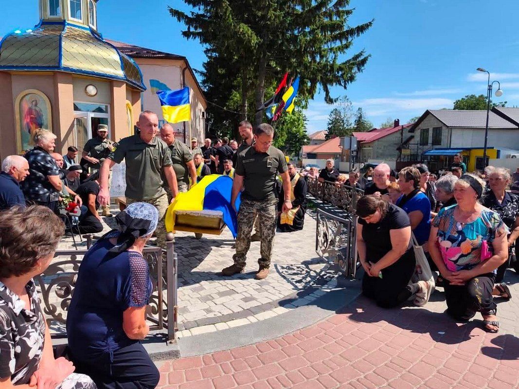 Городенківська громада зустріла скорботний кортеж померлого воїна Івана Соколюка 6