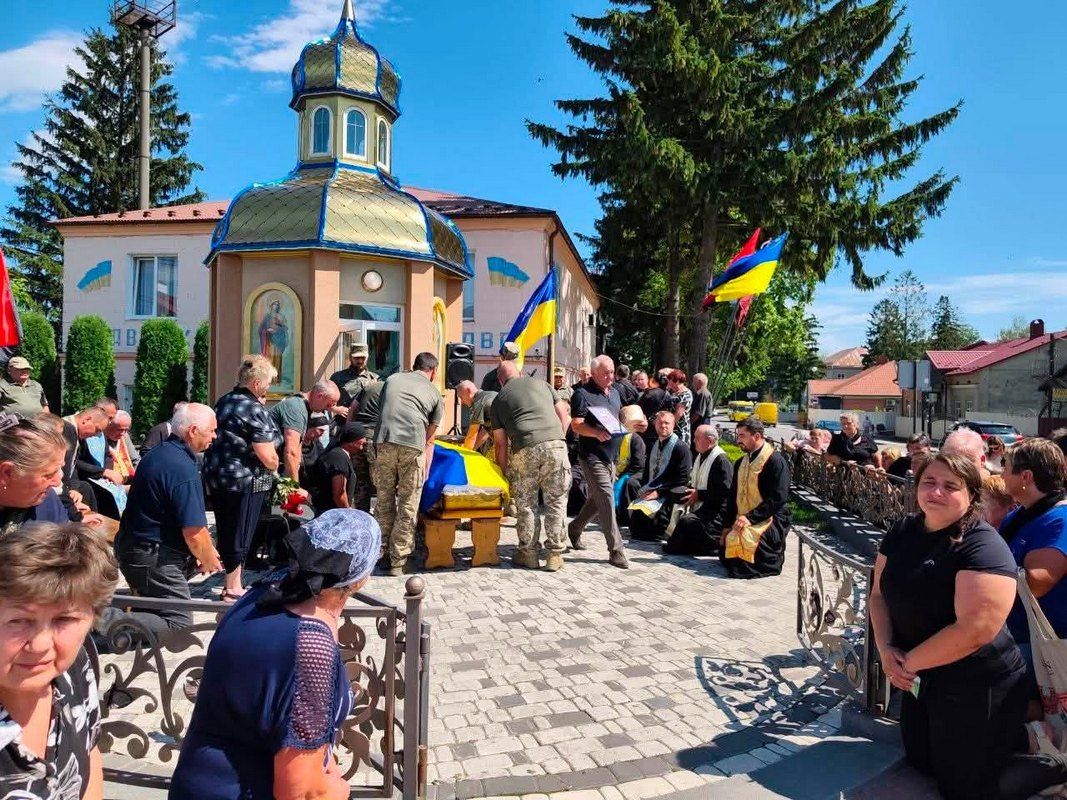 Городенківська громада зустріла скорботний кортеж померлого воїна Івана Соколюка 2