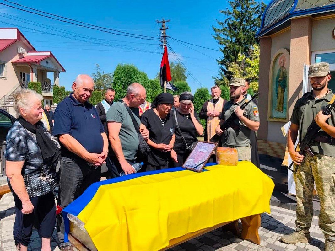 Городенківська громада зустріла скорботний кортеж померлого воїна Івана Соколюка 3