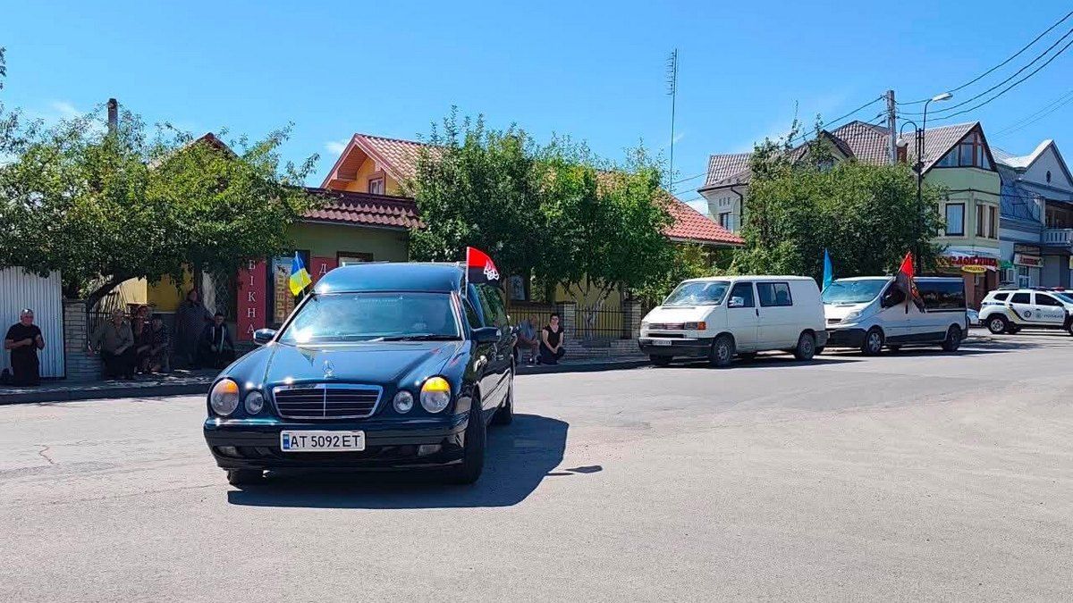 Городенківська громада зустріла скорботний кортеж померлого воїна Івана Соколюка 1