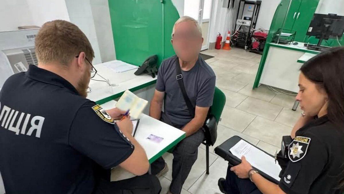У Коломиї чоловік хотів обміняти посвідчення водія, яке виявилось підробкою 2
