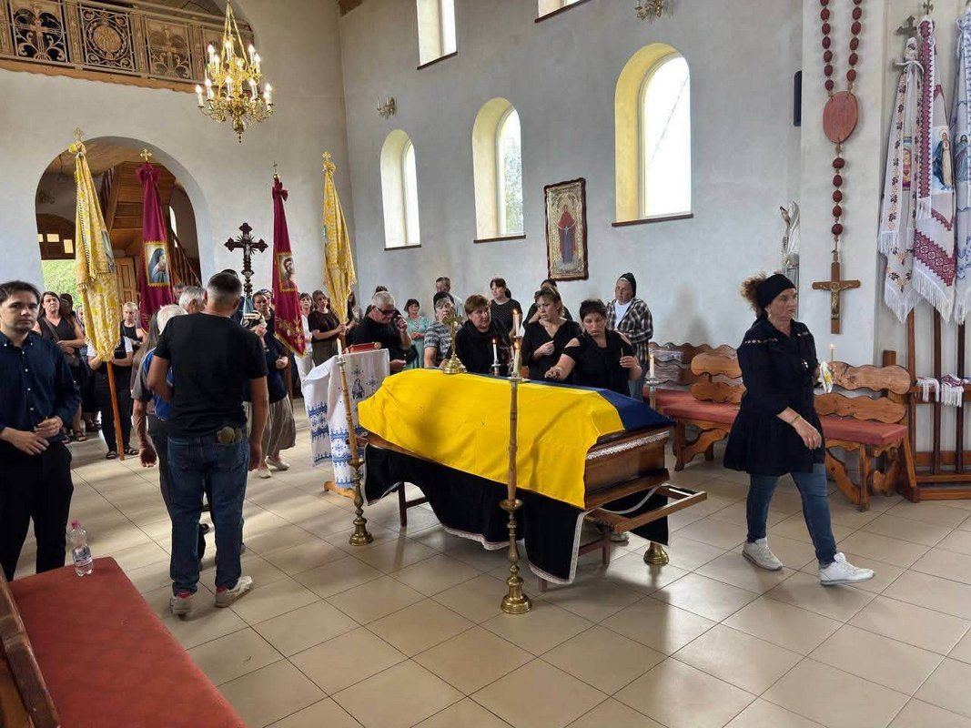 Отинійська громада попрощалась із Героєм Андрієм Гільтайчуком 3