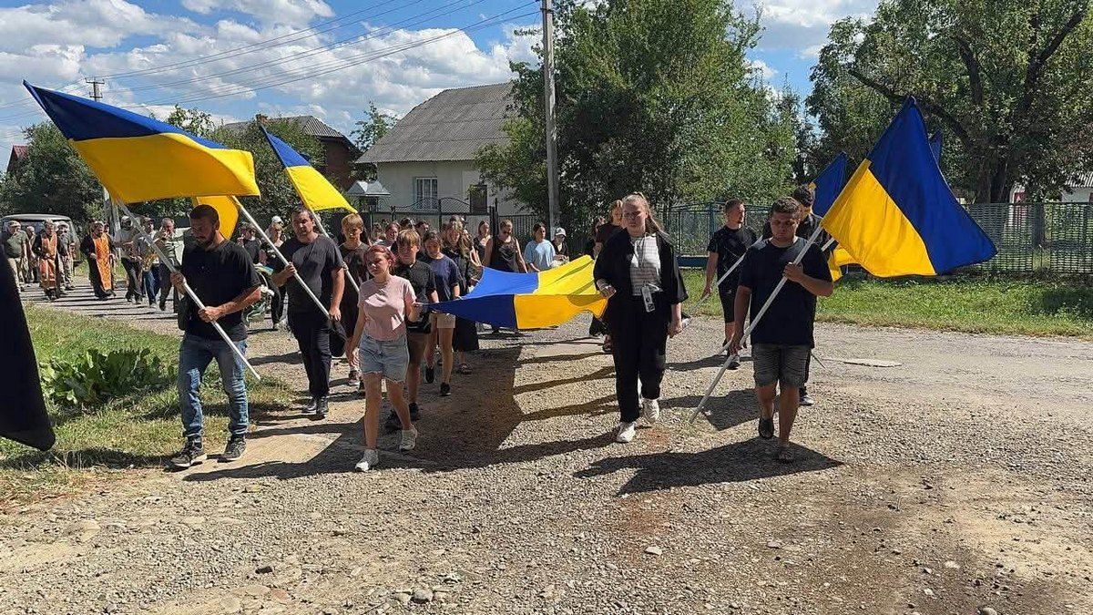 Отинійська громада попрощалась із Героєм Андрієм Гільтайчуком 1