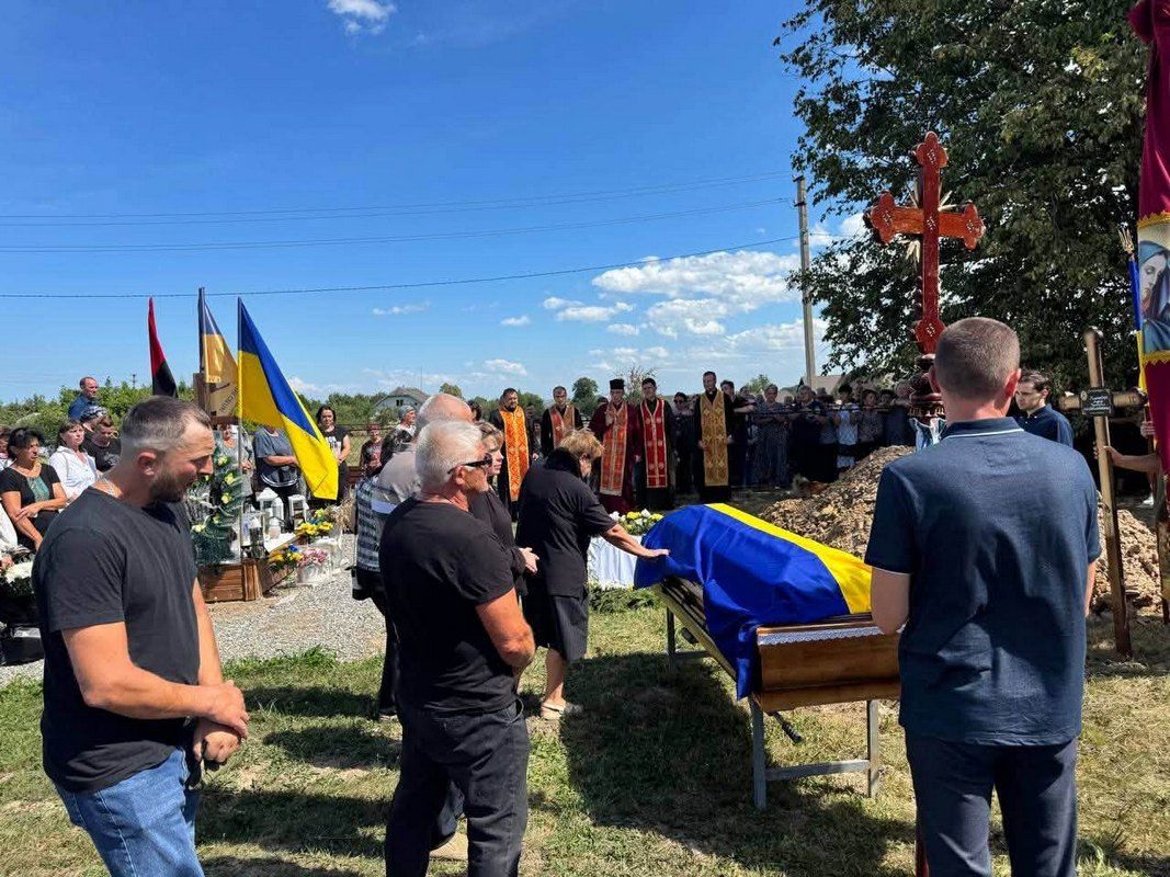 Отинійська громада попрощалась із Героєм Андрієм Гільтайчуком 7