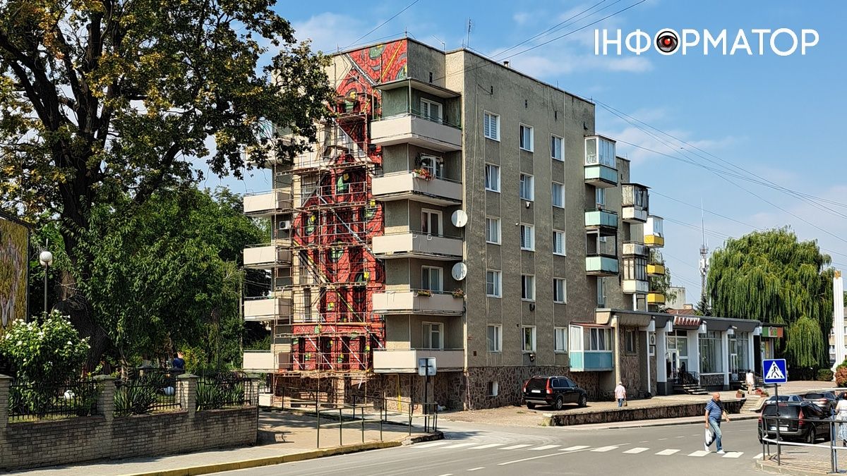 Замість сірої стіни - витвір мистецтва: у Городенці створюють особливий мурал "Волове око"