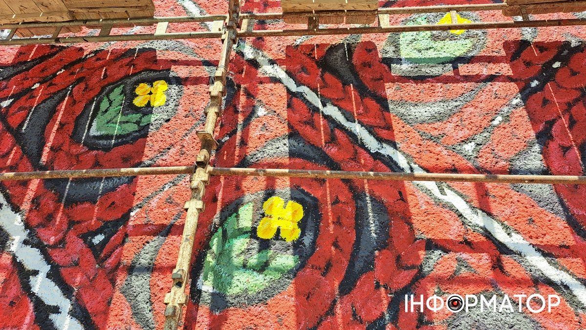 Замість сірої стіни - витвір мистецтва: у Городенці створюють особливий мурал "Волове око" 2
