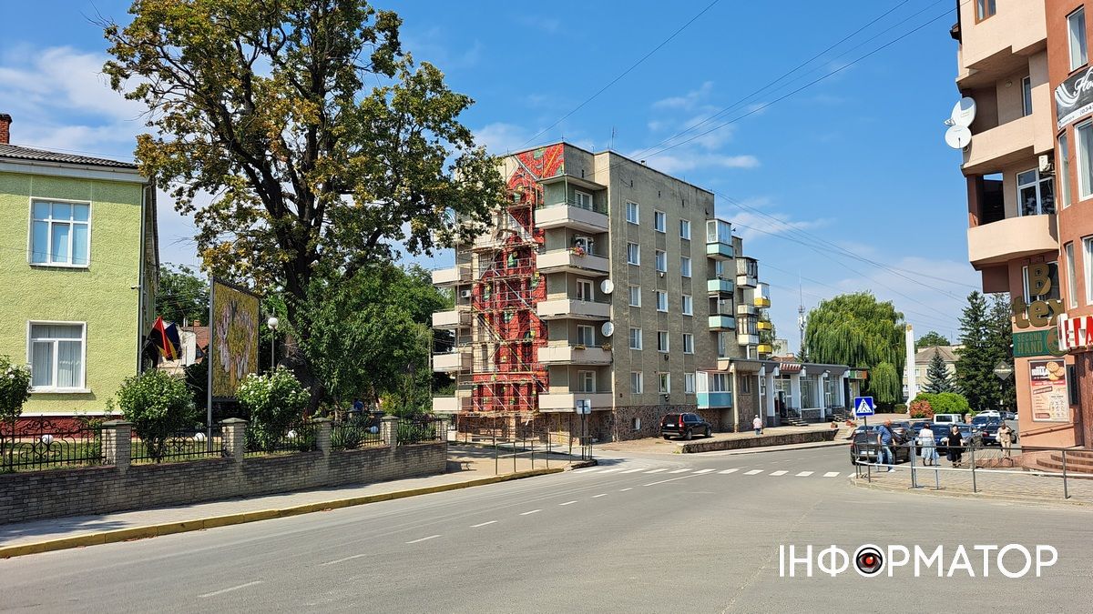 Замість сірої стіни - витвір мистецтва: у Городенці створюють особливий мурал "Волове око" 3