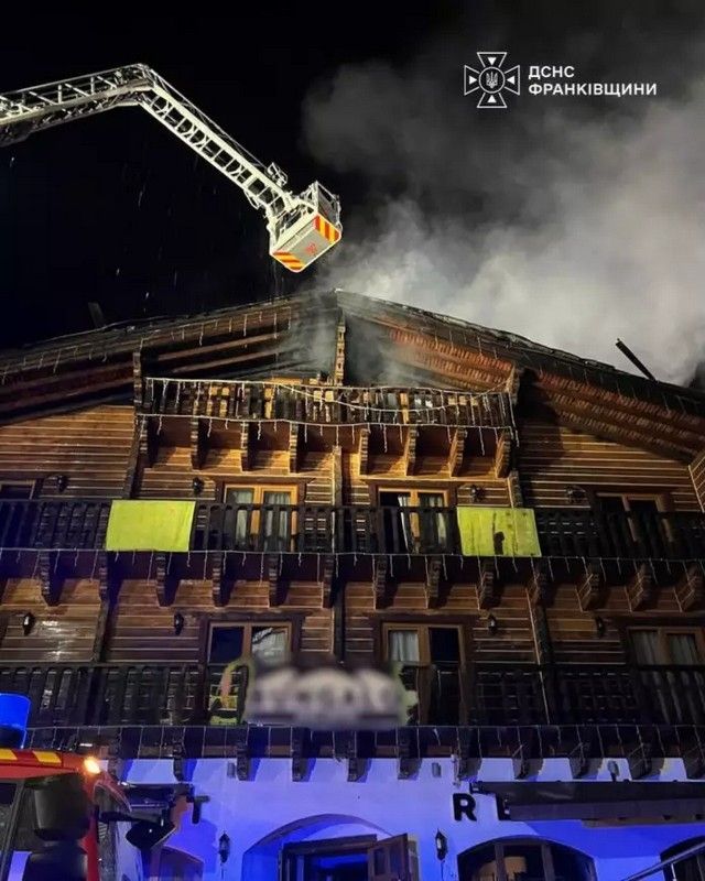 Готель палав у Поляниці: пожежу гасили пів ночі 2