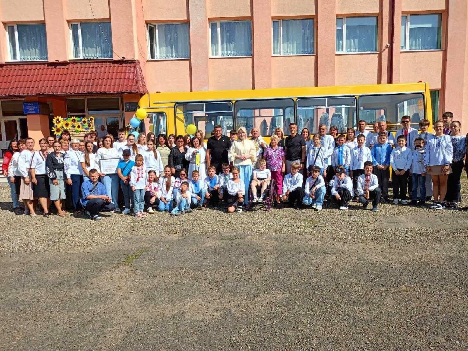 Два навчальних заклади Коломийщини отримали шкільні автобуси 2