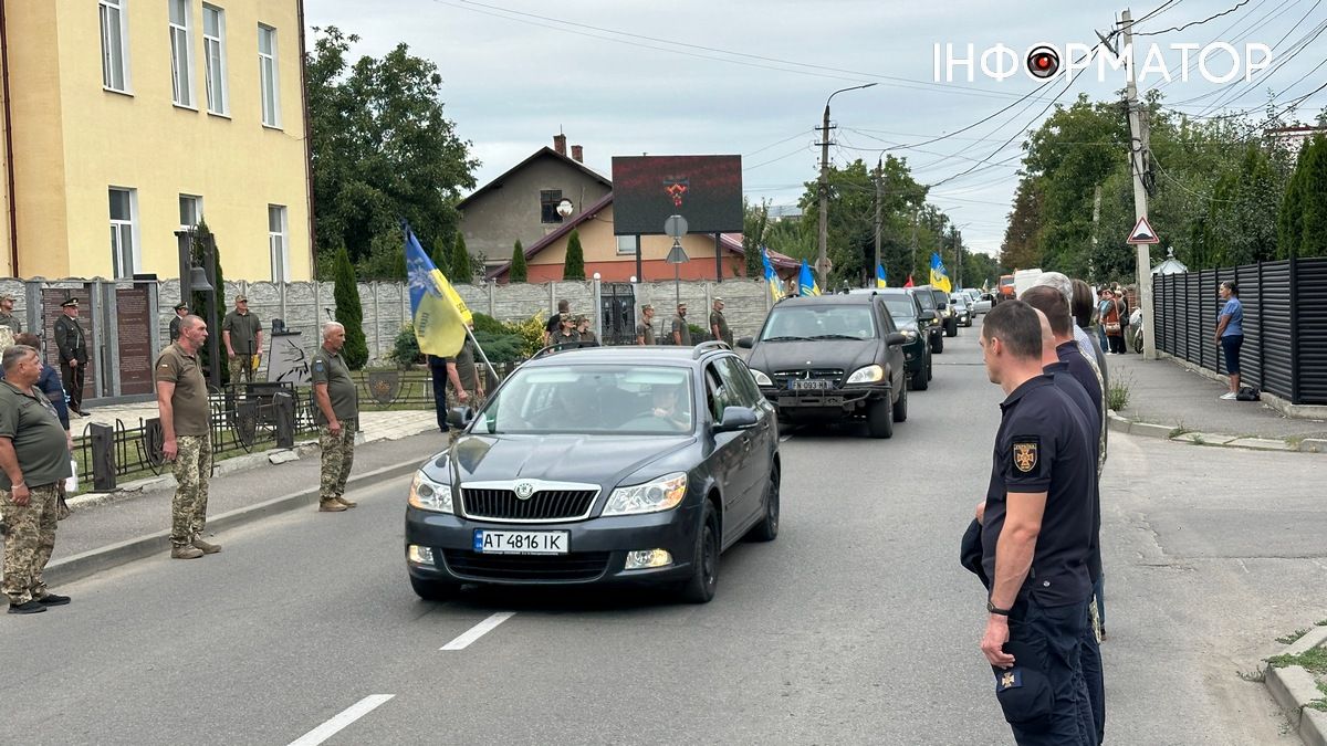 У Коломиї на колінах зустріли полеглого захисника Тараса Танцюру 14