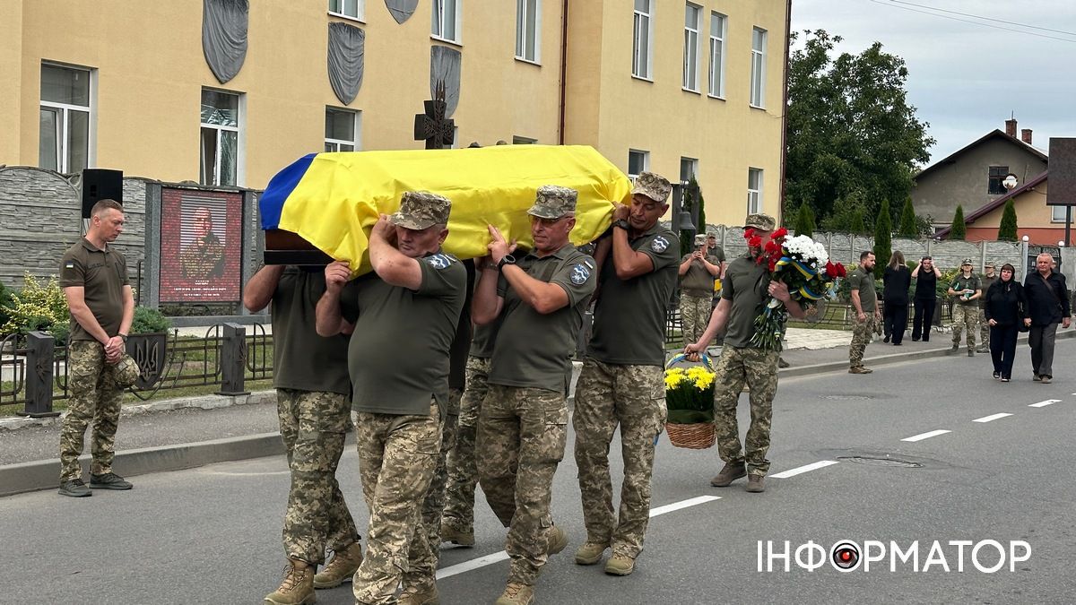 У Коломиї на колінах зустріли полеглого захисника Тараса Танцюру 13