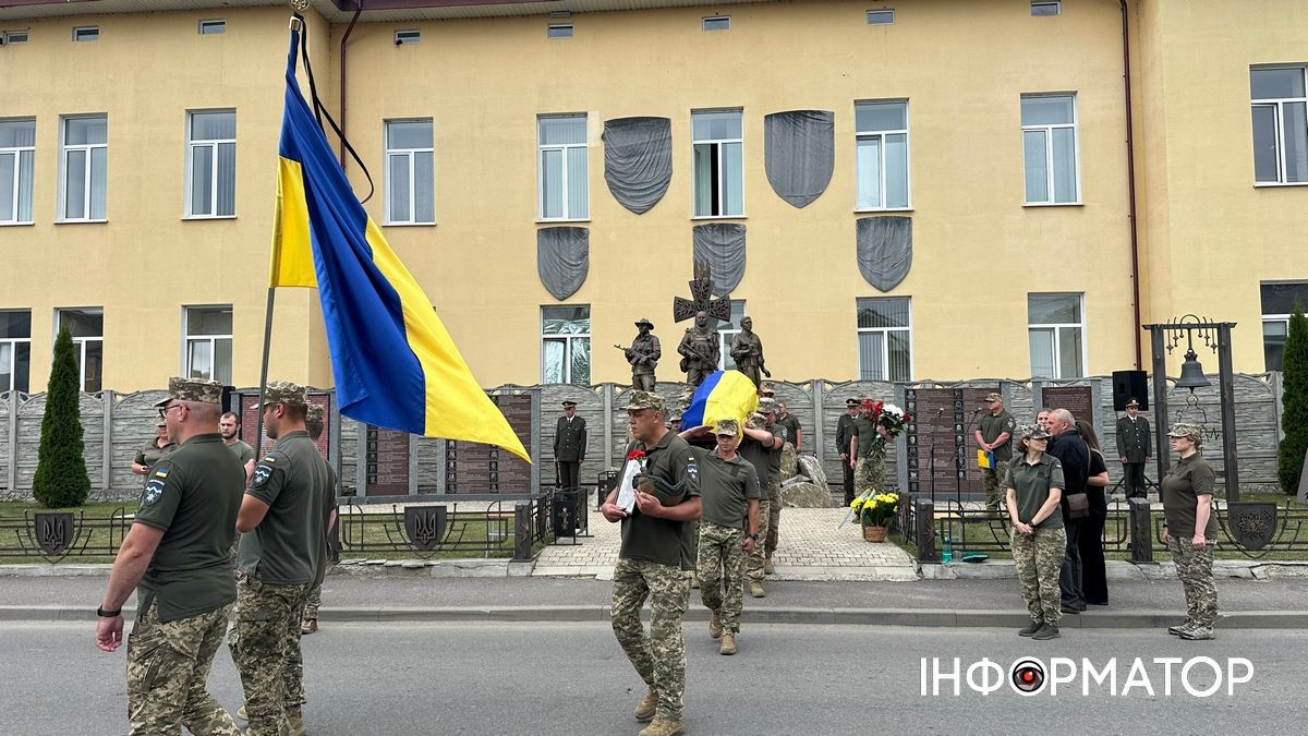 У Коломиї на колінах зустріли полеглого захисника Тараса Танцюру 12