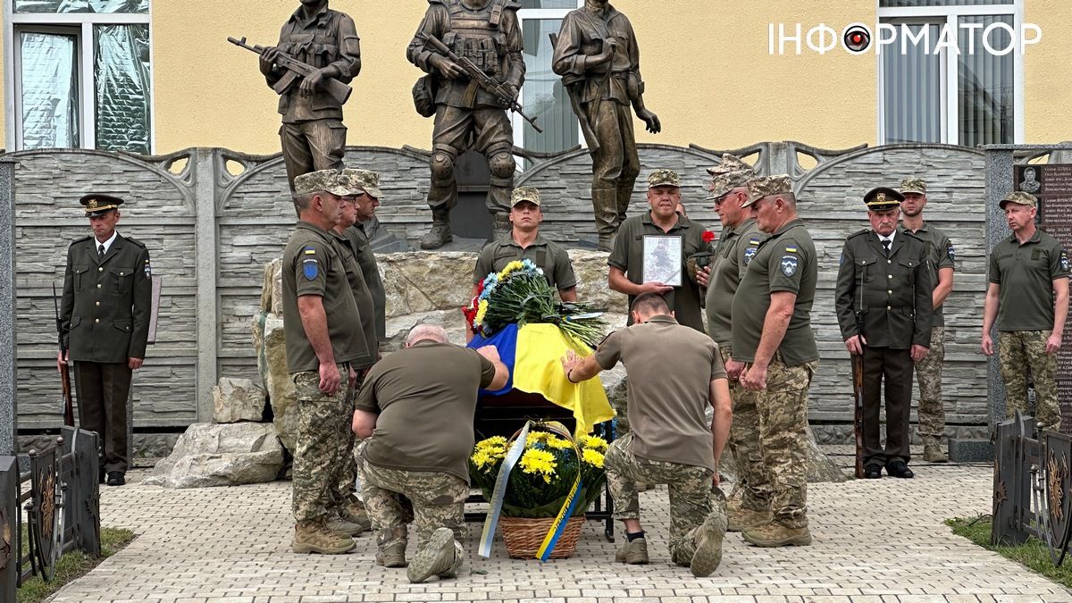 У Коломиї на колінах зустріли полеглого захисника Тараса Танцюру 10