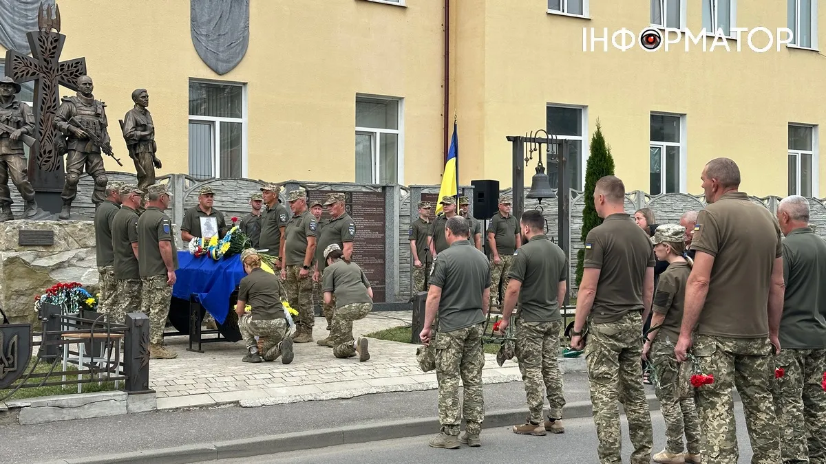 У Коломиї на колінах зустріли полеглого захисника Тараса Танцюру 9
