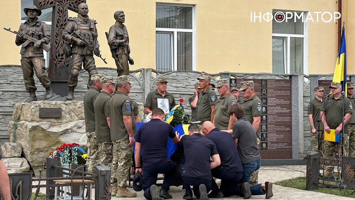 У Коломиї на колінах зустріли полеглого захисника Тараса Танцюру 8