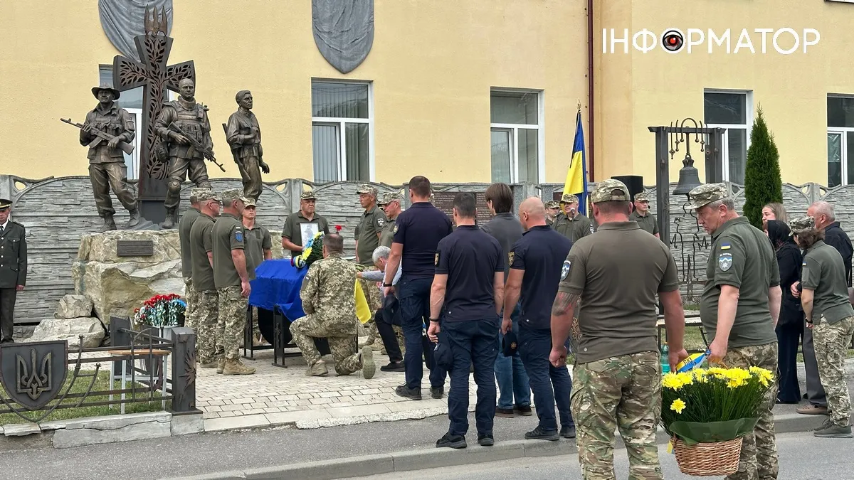 У Коломиї на колінах зустріли полеглого захисника Тараса Танцюру 7