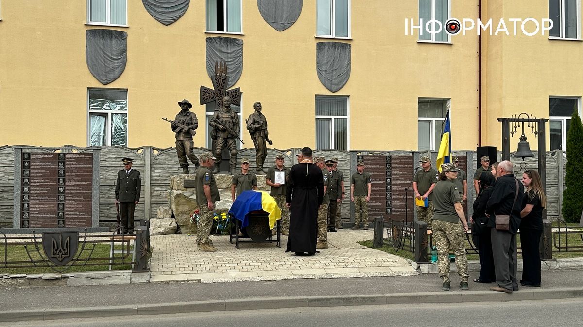 У Коломиї на колінах зустріли полеглого захисника Тараса Танцюру 6
