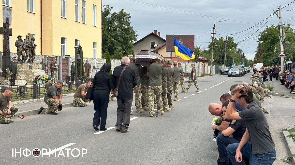 У Коломиї на колінах зустріли полеглого захисника Тараса Танцюру 3