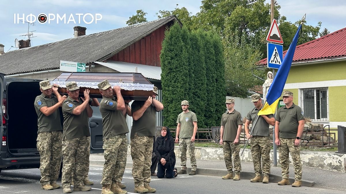 У Коломиї на колінах зустріли полеглого захисника Тараса Танцюру 2