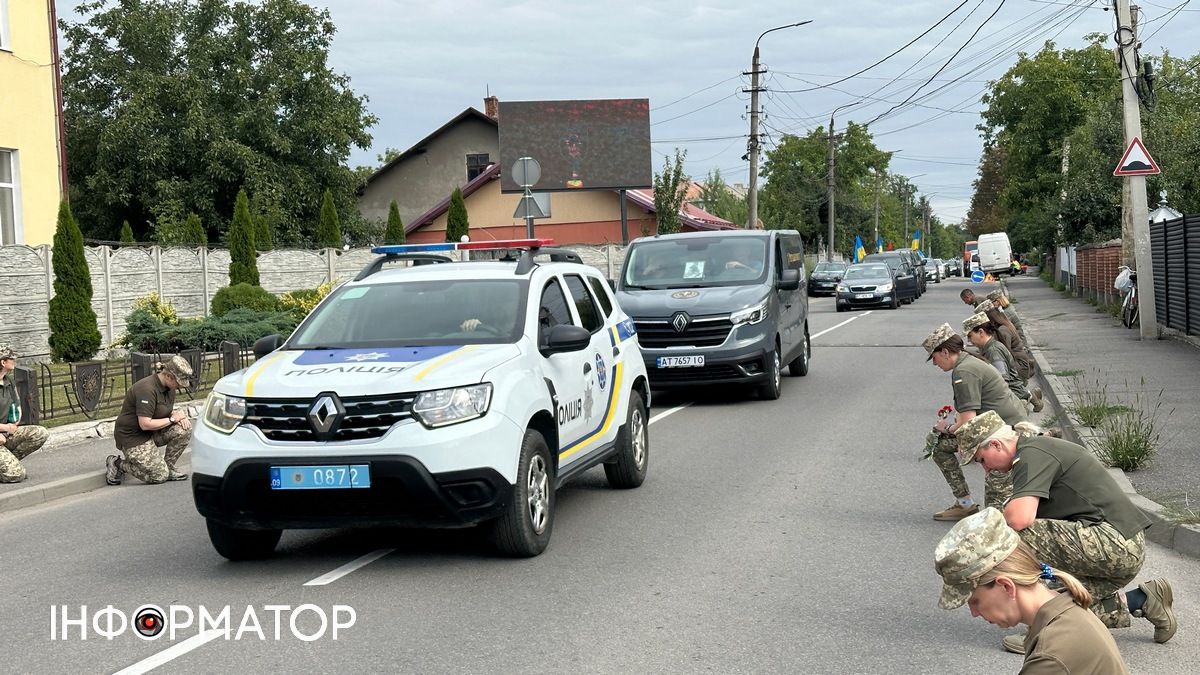 У Коломиї на колінах зустріли полеглого захисника Тараса Танцюру 1