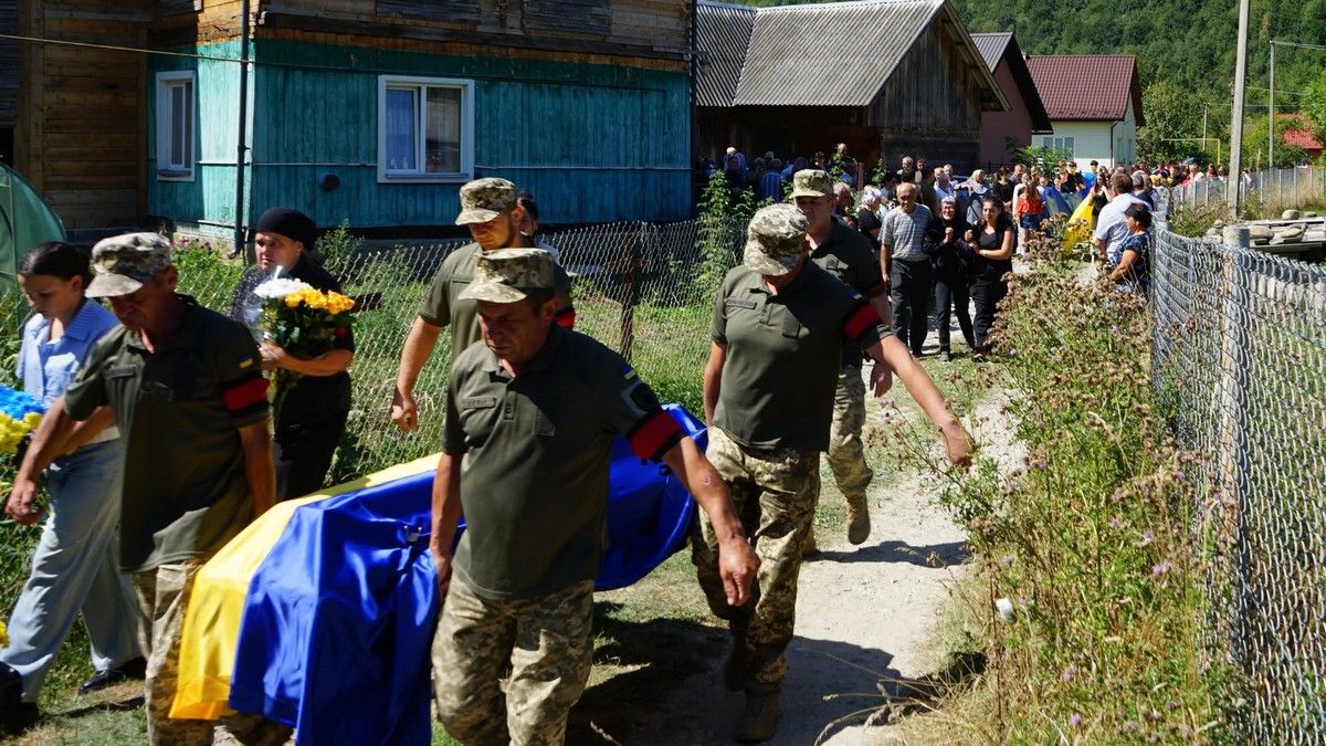 На Надвірнянщині попрощалися із захисником Віктором Гербою 4