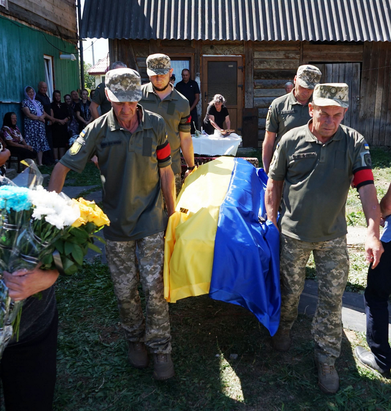 На Надвірнянщині попрощалися із захисником Віктором Гербою 2