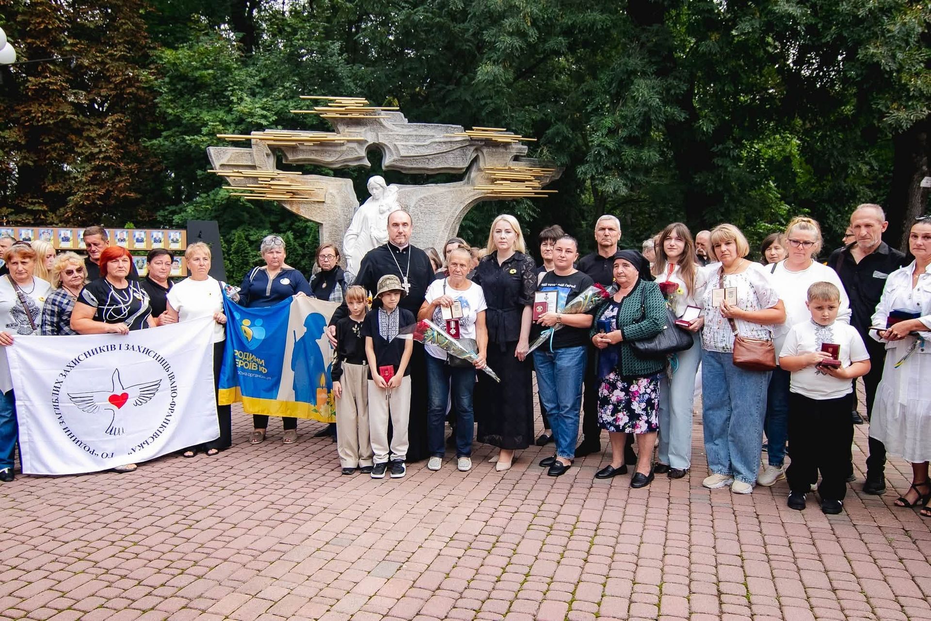 Захисників із Прикарпаття посмертно відзначили державними нагородами 12