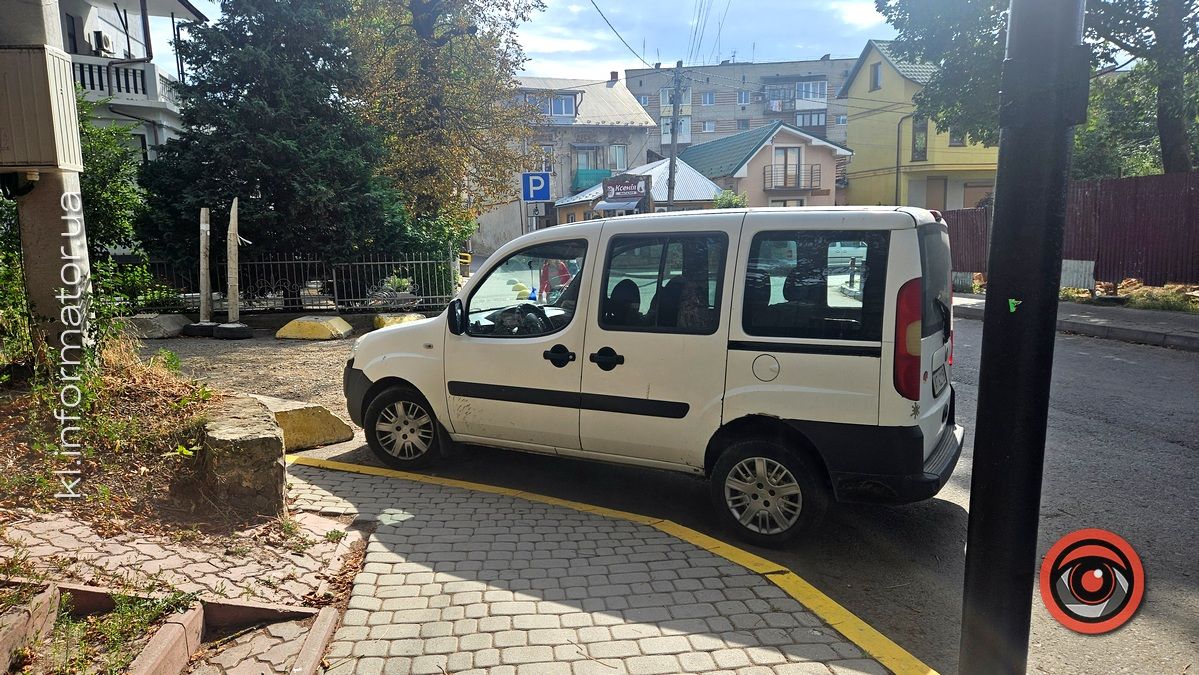 Чергове хамське паркування у Коломиї: водій загородив прохід пішоходам 2
