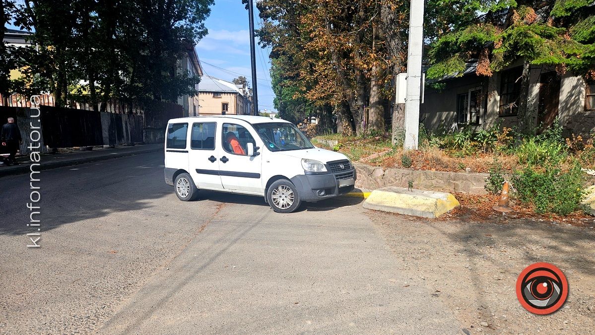 Чергове хамське паркування у Коломиї: водій загородив прохід пішоходам 1
