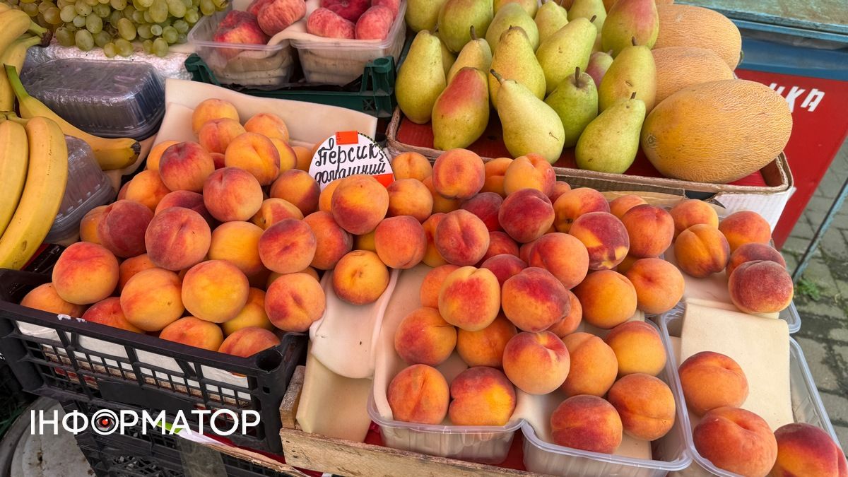 Скільки коштують сезонні фрукти на ринку в Коломиї 1