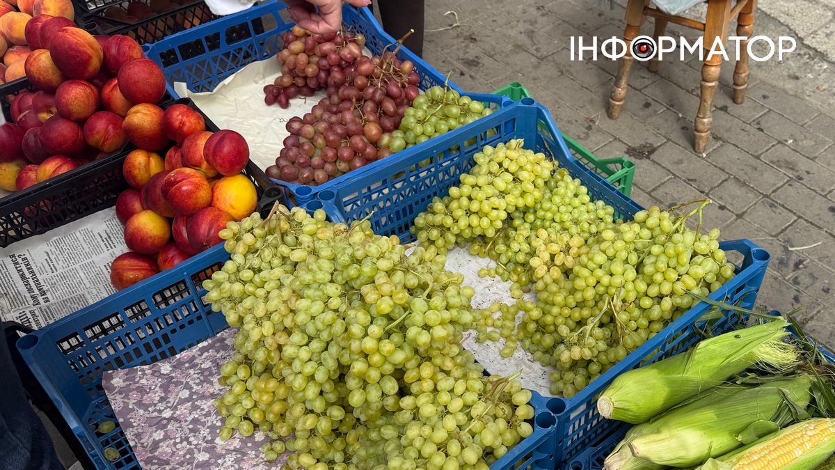 Скільки коштують сезонні фрукти на ринку в Коломиї 2