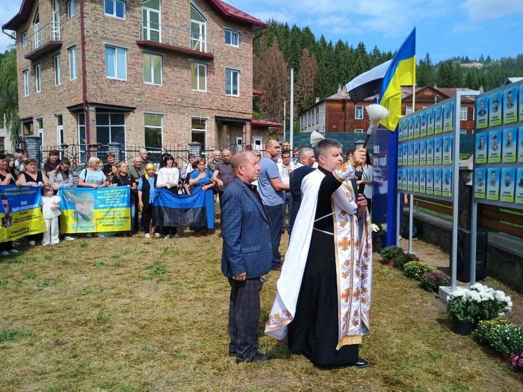 На честь зниклих та полонених захисників з Верховинщини відкрили Алею Віри та Надії 1