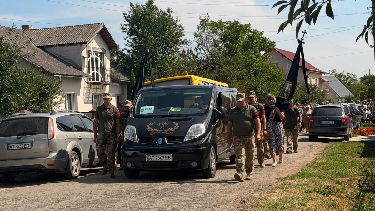 В останню путь провели захисника з Надвірнянщини Івана Созанського 2