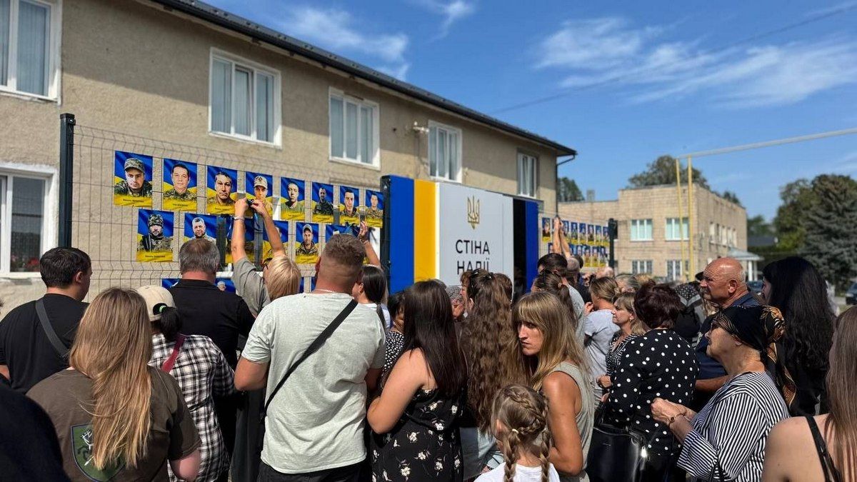 У Печеніжині відкрили та освятили Стіну Надії