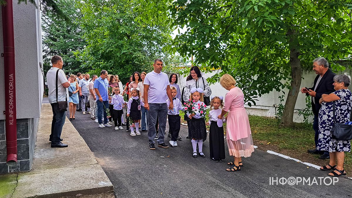 Перший дзвоник пролунав у школах Коломиї. ФОТО 9