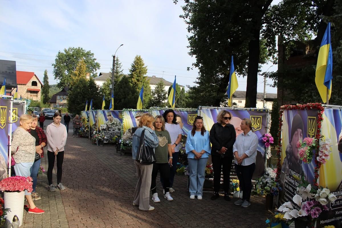 У Делятині освятили пам'ятні банери трьом полеглим Героям 10