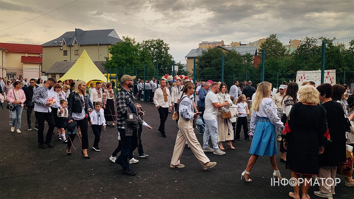 Перший дзвоник пролунав у школах Коломиї. ФОТО 17
