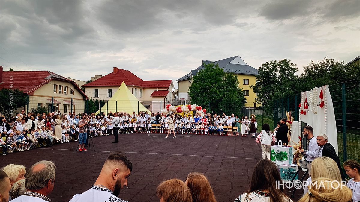 Перший дзвоник пролунав у школах Коломиї. ФОТО 14