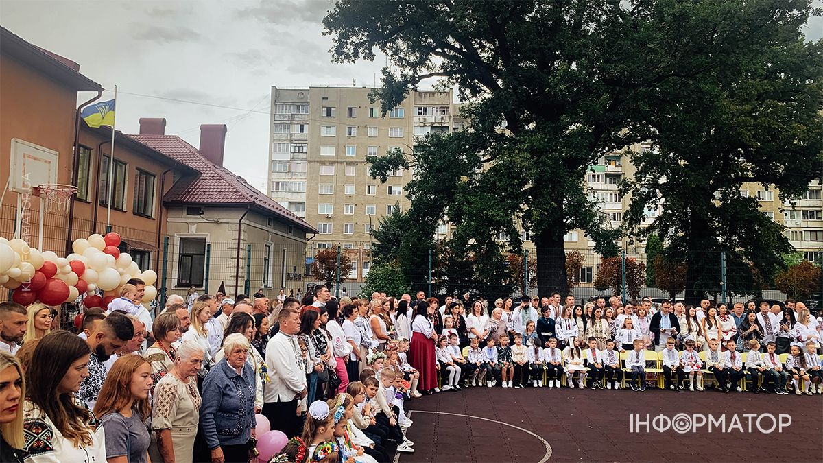 Перший дзвоник пролунав у школах Коломиї. ФОТО 12