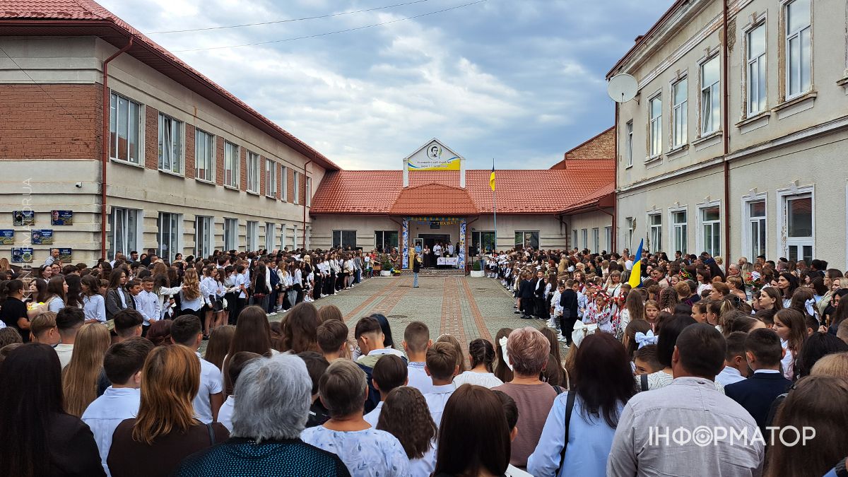 Перший дзвоник пролунав у школах Коломиї. ФОТО 18