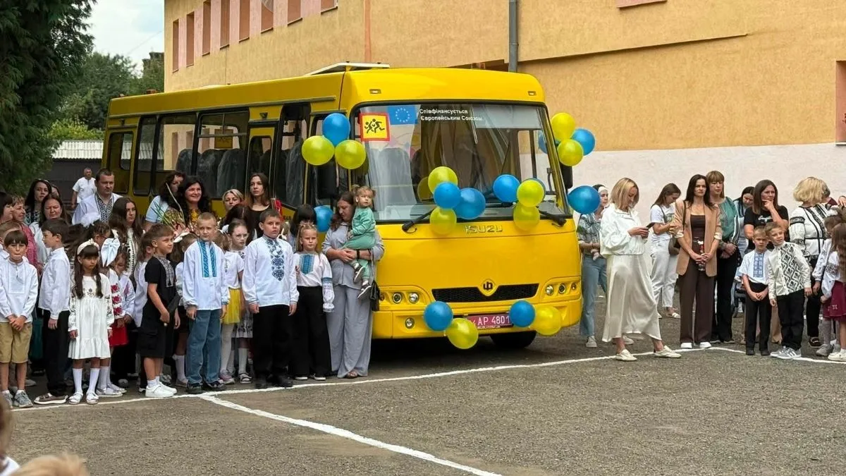 шкільний автобс для ліцею в Отинії