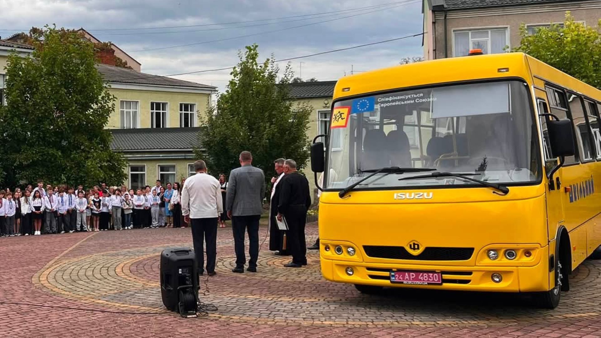 Городенківський ліцей отримав новий шкільний автобус та інтерактивний арт-об'єкт