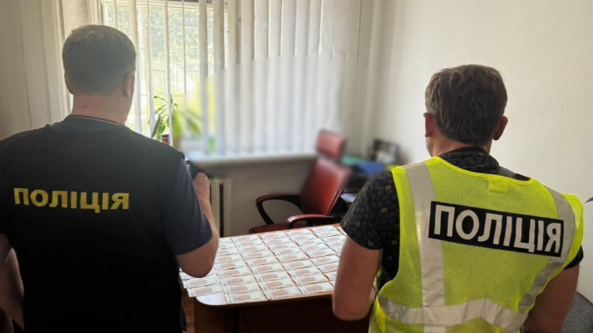 Вимагав хабар за оренду складу: на Прикарпатті затримали депутата міської ради