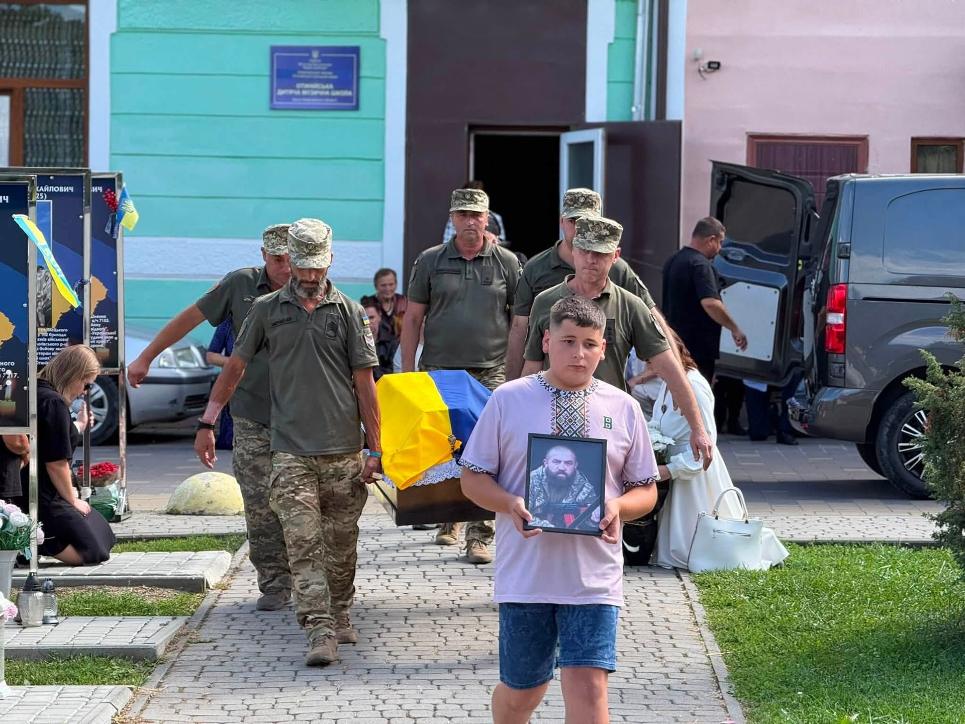 Отинійська громада "на щиті" зустріла полеглого захисника Тараса Колибабʼюка 6