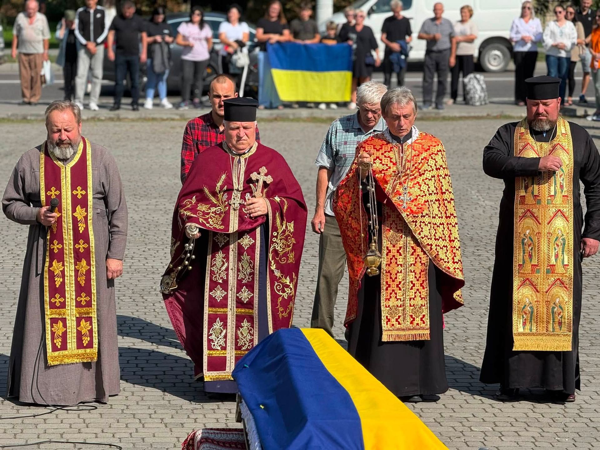 Отинійська громада "на щиті" зустріла полеглого захисника Тараса Колибабʼюка 1