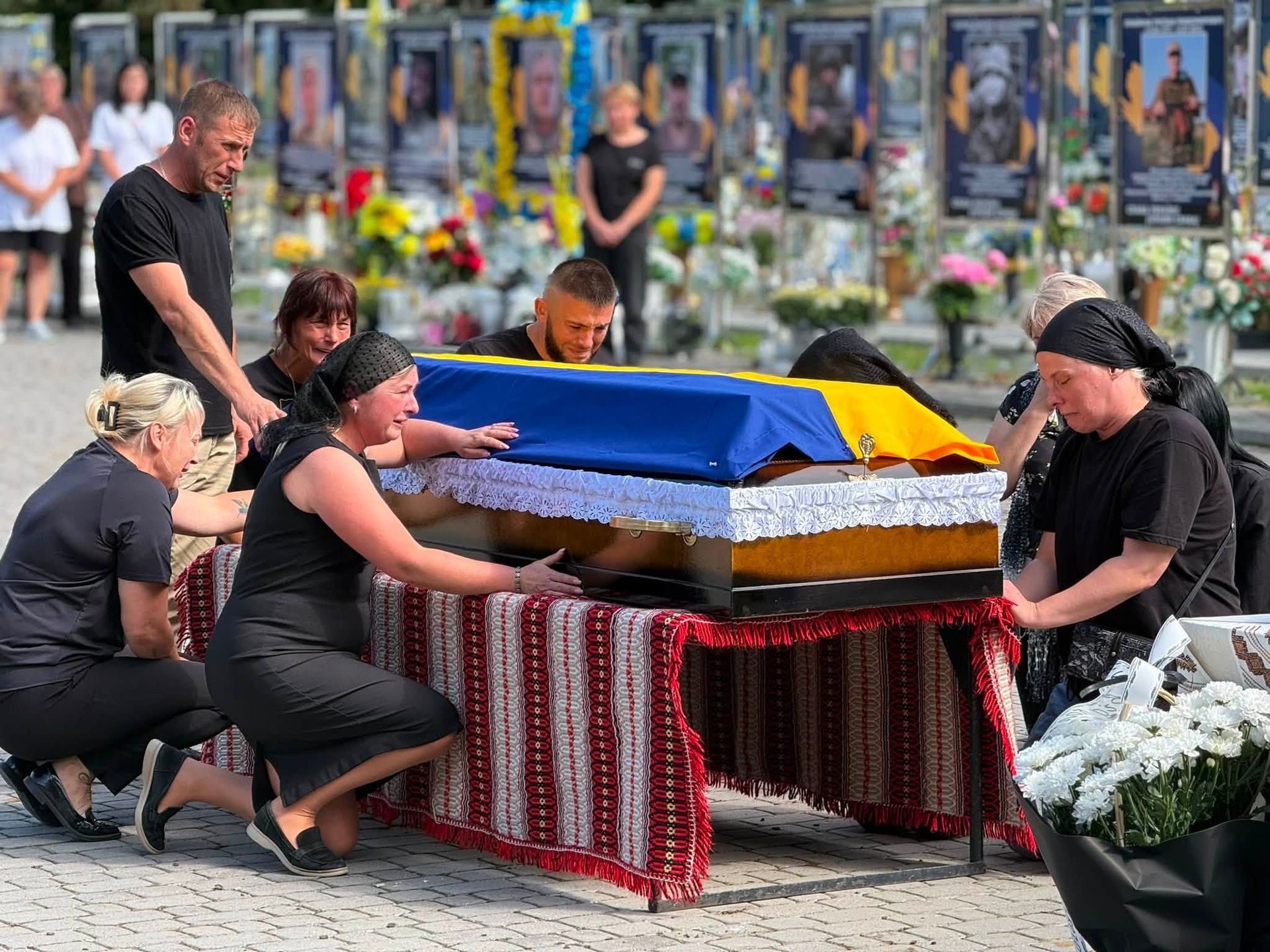 Отинійська громада "на щиті" зустріла полеглого захисника Тараса Колибабʼюка 3