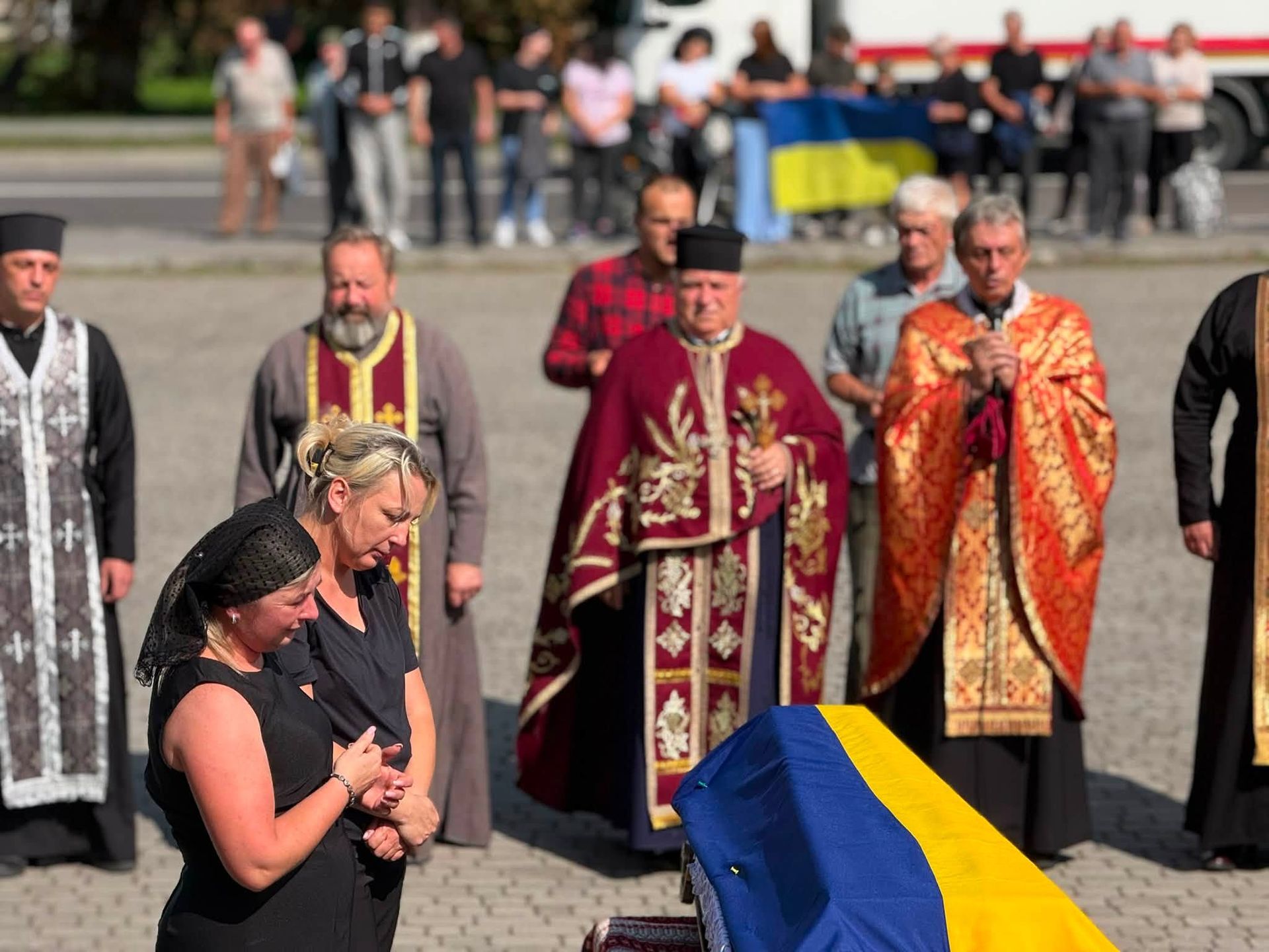 Отинійська громада "на щиті" зустріла полеглого захисника Тараса Колибабʼюка 4